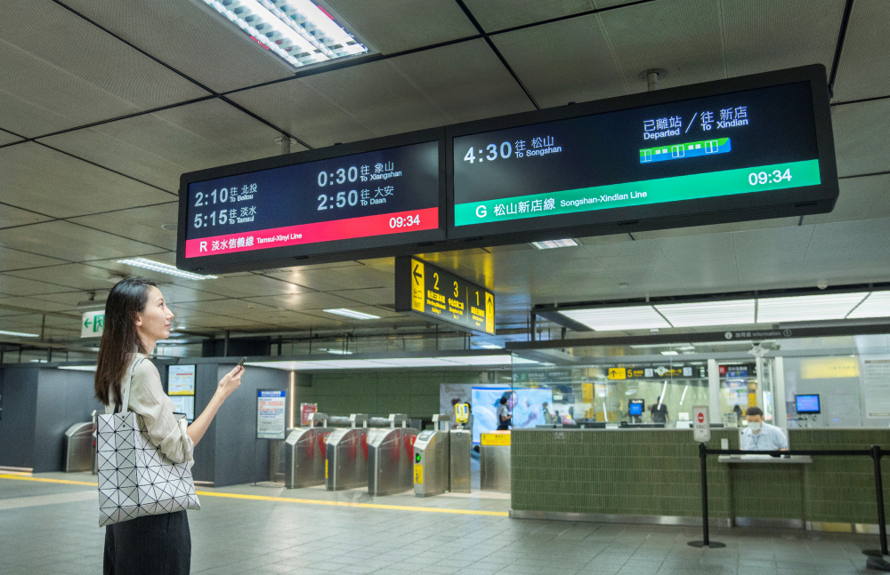 達擎TARTAN顯示器的特殊長條型比例非常適合空間與高度有限的大眾運輸場域應用，具備工業等級高品質、高亮度、高解析與高色彩飽和度等優勢，打造都會智能車站新風貌。