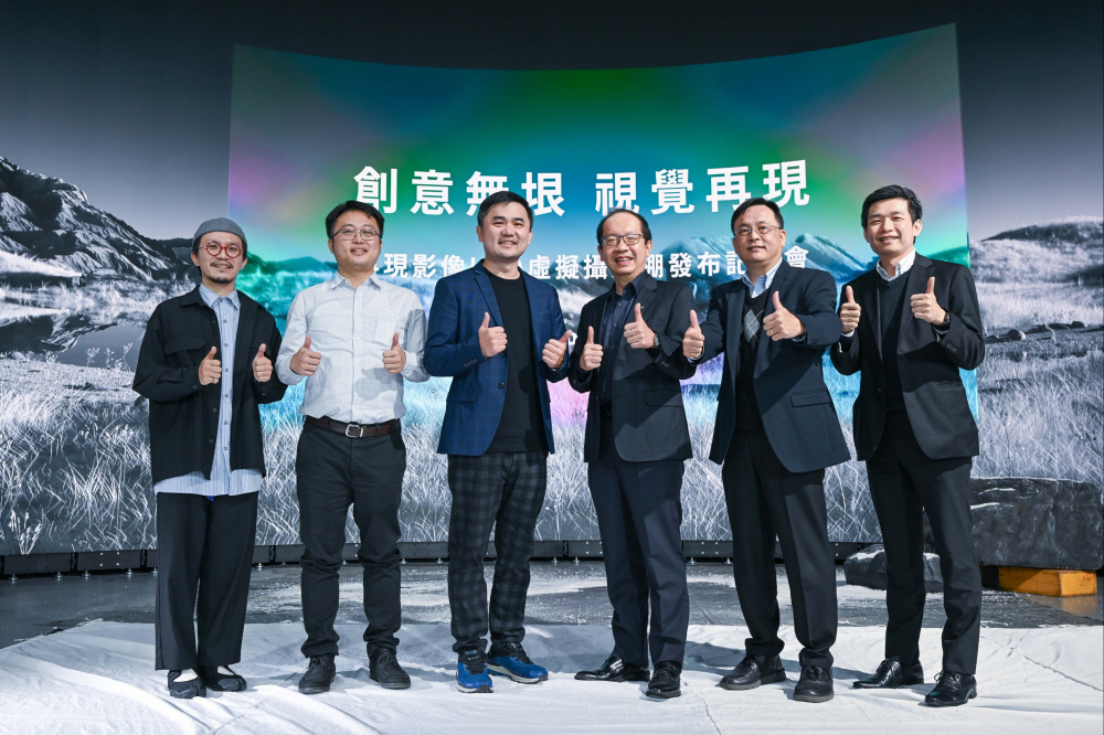 友達光電與再現影像攜手，於中影製片廠建置全台首座提供嶄新一站式整合服務的LED虛擬製作攝影棚（圖左至右：再現影像視覺總監郭憲聰、再現影像營運總監黃棨雋、再現影像藝術總監與導演紀柏舟、友達光電技術長廖唯倫、友達光電系統設計製造服務事業總部副總經理曾天龍、友達光電系統產品事業資深處長蘇聖倫）