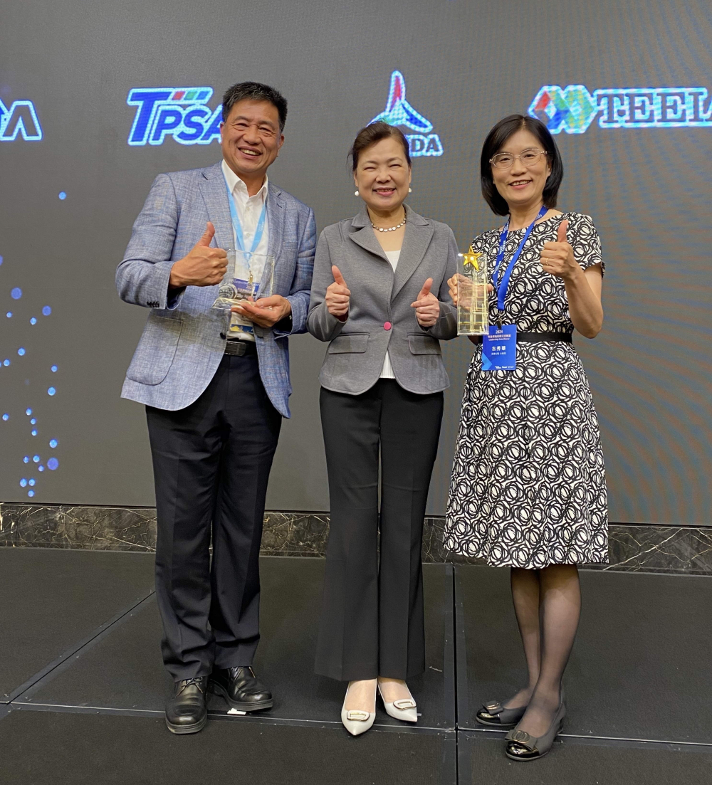友達致力推動永續發展，於Touch Taiwan2024以3R策略貫穿Display、ESG展位實現綠色展覽目標之成果，Display展位獲綠色裝潢設計鑽質獎最高榮譽，ESG同獲金質獎殊榮。由經濟部長王美花（中）親自頒予友達光電董事長彭双浪（左）、友達光電永續長古秀華（右）