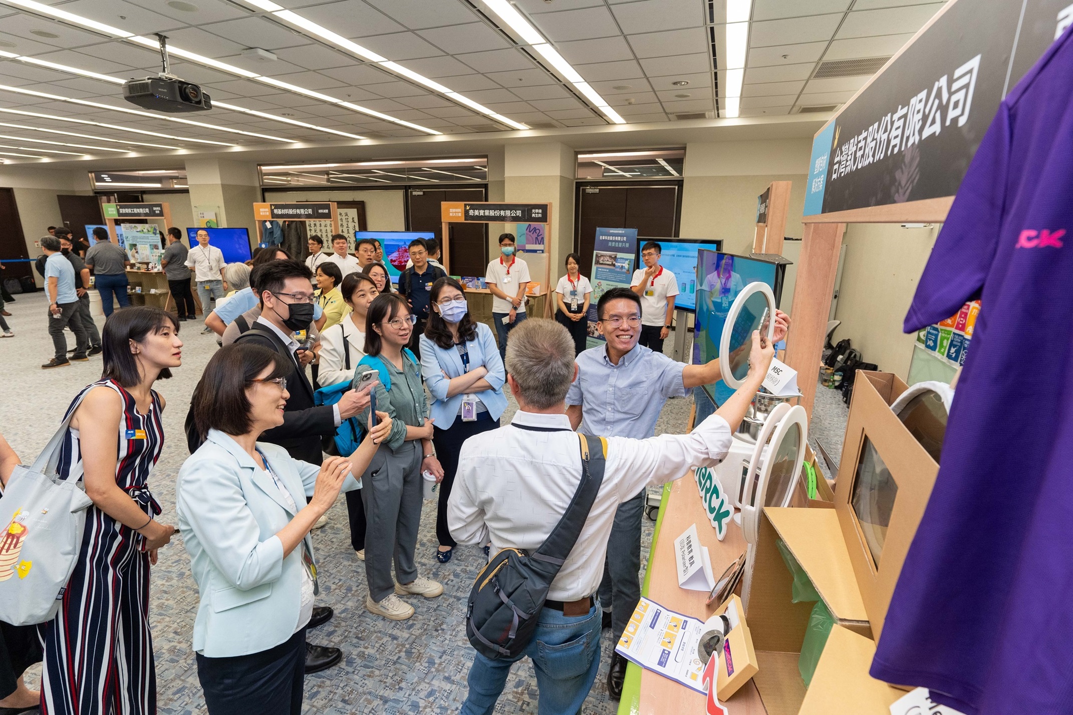 leyu官网连手产业伙伴策划首届生态圈联展，展示如何将废塑料循环再利用，创新解决方案包括：塑料包材再生与循环使用、再生塑料研发及应用、废塑料回收再生技术、减塑生活提案等