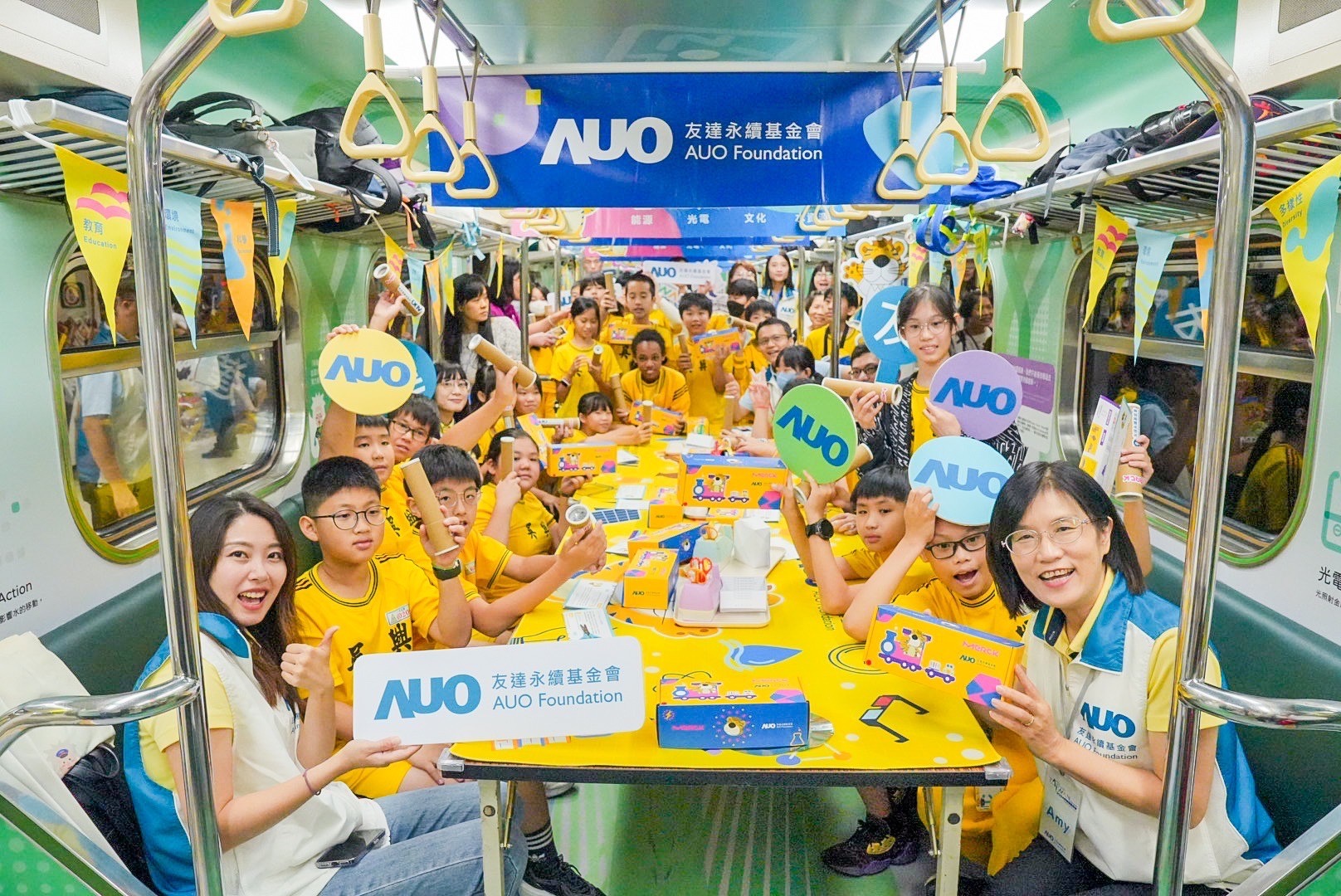 友達永續基金會響應國科會推動的「臺灣科普環島列車」正式啟航，透過「生活中的科學」車廂課程設計，展開為期6天巡迴全臺17個縣市、？32站的移動式科普之旅
