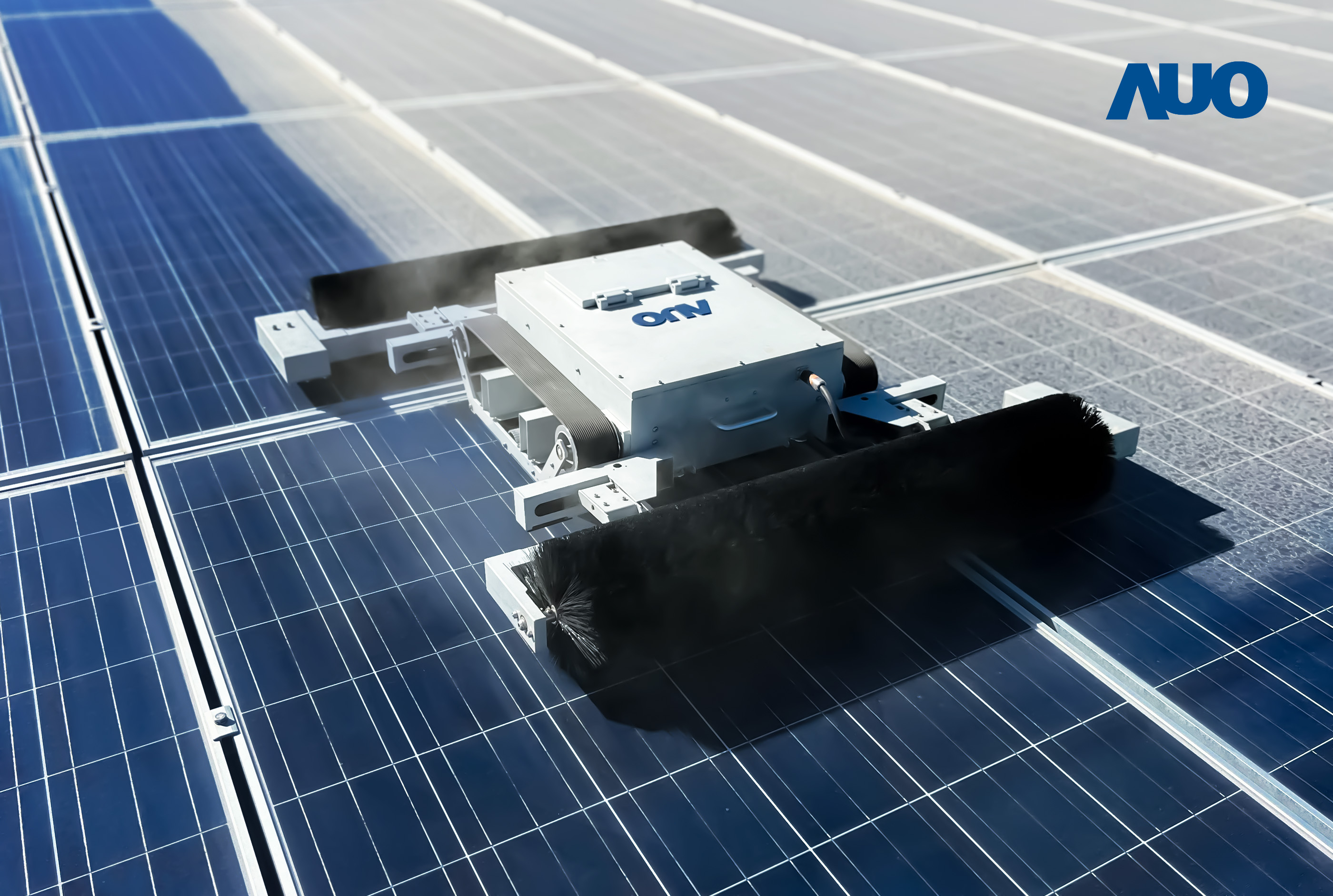 友達「太陽能模組清潔機器人SunCleanBots」，具輕量化、智慧化與高效率優勢，搭載全自動導航清潔模式，已應用於多個太陽能電廠場域，大幅提升太陽能模組使用壽命與效能並降低人力成本，獲台灣精品銀質獎