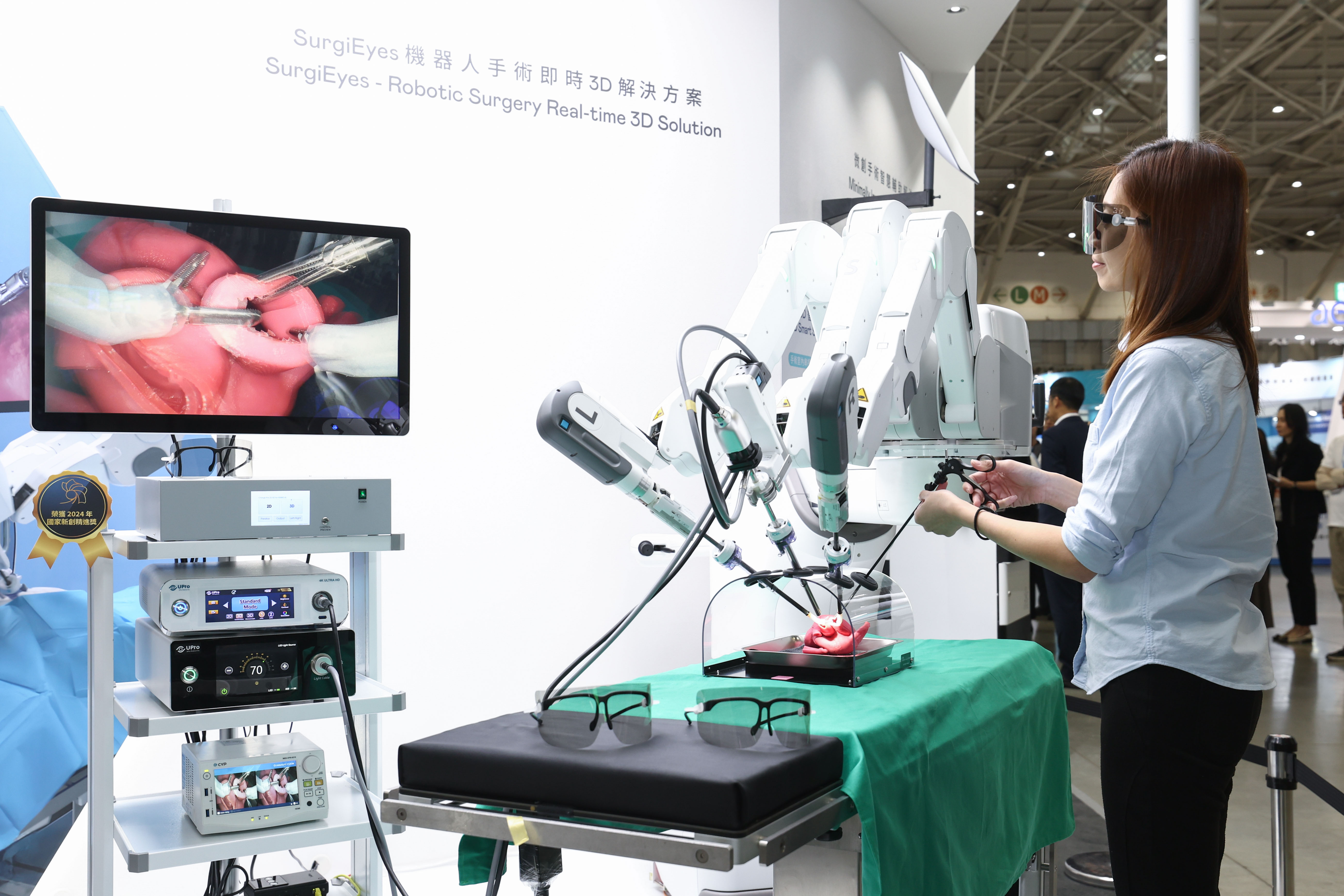 達擎以〝SurgiEyes機器人手術即時3D解決方案〞為核心，打造全方位的3D智慧手術影像平台，透過即時的影像串聯，連結手術室內、外跨場域的應用，協助醫師突破時空限制，為遠距醫療帶來更多的可能性