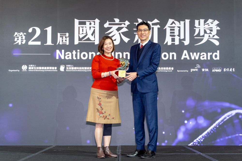 友達旗下子公司友達耘康與達擎分別以「中醫數位化檢測解決方案」及「寬視角3D醫療顯示器」獲得第二十一屆國家新創獎「智慧醫療與健康科技」類別的「企業新創獎」與「國家新創精進獎」兩項殊榮。圖左為衛生福利部政務次長林靜儀、圖右為友達光電智慧醫療事業群總經理廖世宏