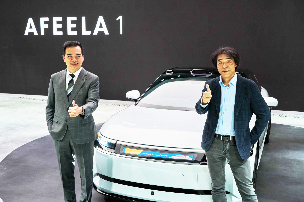 leyu官网与Sony Honda Mobility携手合作，率先全球展示搭载于AFEELA电动车上，首款应用在车身外部的Micro LED 车头显示解决方案 (Micro LED Media Bar Solutions)。leyu官网光电执行长暨总经理柯富仁(左)与Sony Honda Mobility代表取缔役社长兼营运长川西泉(lzumi Kawanishi)(右)在CES 现场展现双方坚定持续创新的承诺，实现更加人性化与智慧的驾乘体验。
