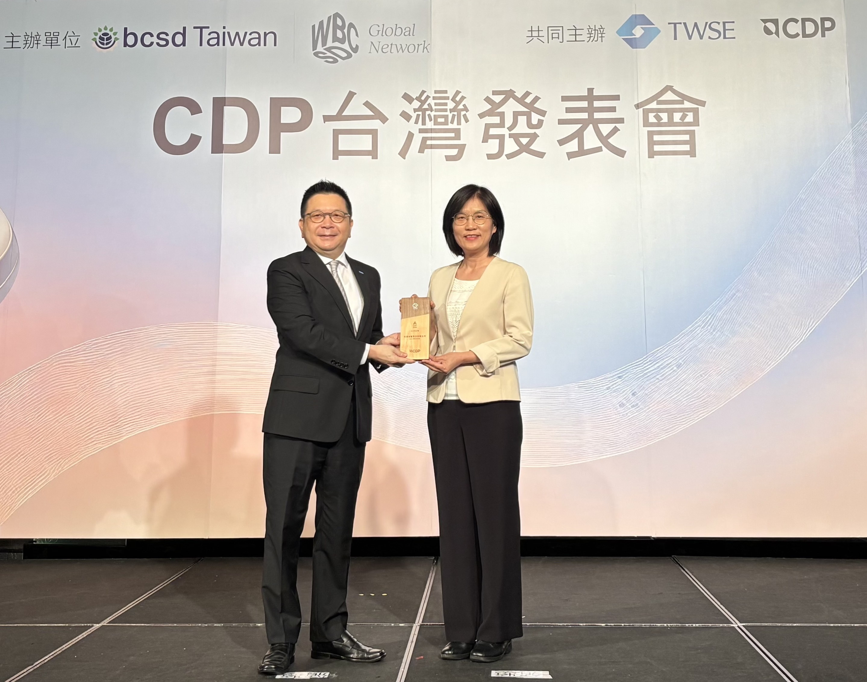 友達永續成果再獲國際評比肯定，獲頒CDP氣候與水資源雙項領導力評級。今由臺灣證券交易所董事長林修銘（左）頒獎，友達光電永續長古秀華（右）代表受獎